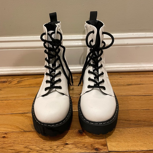 White boots - Picture 1 of 4